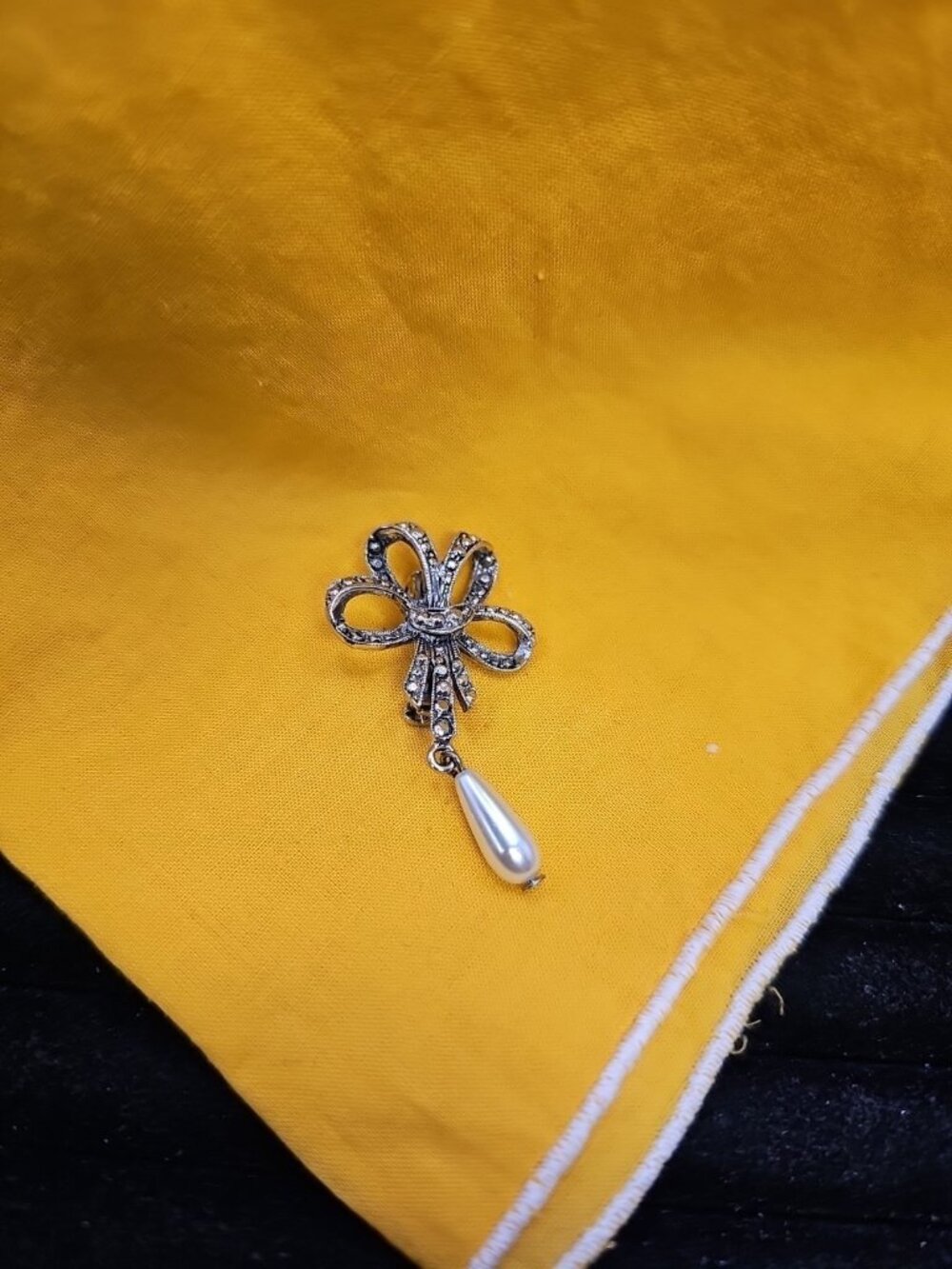 Brooch/pin Silvertone Ribbon Clear Crystals Articulated Faux Pearl 2" Inches